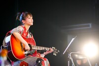 アコースティックギターで弾き語りする愛来。（写真提供：スターダストプロモーション）