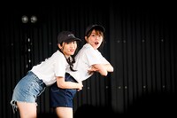 左から市川優月、鈴木萌花。（写真提供：スターダストプロモーション）