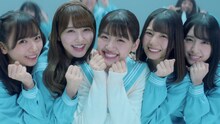 日向坂46「アザトカワイイ」ミュージックビデオのワンシーン。