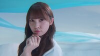 日向坂46「アザトカワイイ」ミュージックビデオより、加藤史帆。