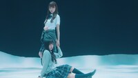 日向坂46「アザトカワイイ」ミュージックビデオより、加藤史帆と齊藤京子。