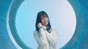 日向坂46「アザトカワイイ」ミュージックビデオより、小坂菜緒。