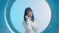 日向坂46「アザトカワイイ」ミュージックビデオより、小坂菜緒。