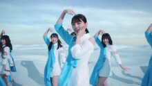 日向坂46「アザトカワイイ」ミュージックビデオより、佐々木美玲（中央）。