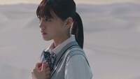 日向坂46「アザトカワイイ」ミュージックビデオより、佐々木美玲。