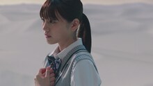 日向坂46「アザトカワイイ」ミュージックビデオより、佐々木美玲。
