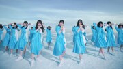 日向坂46「アザトカワイイ」ミュージックビデオのワンシーン。