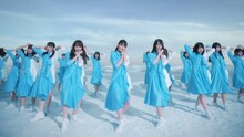 日向坂46「アザトカワイイ」ミュージックビデオのワンシーン。