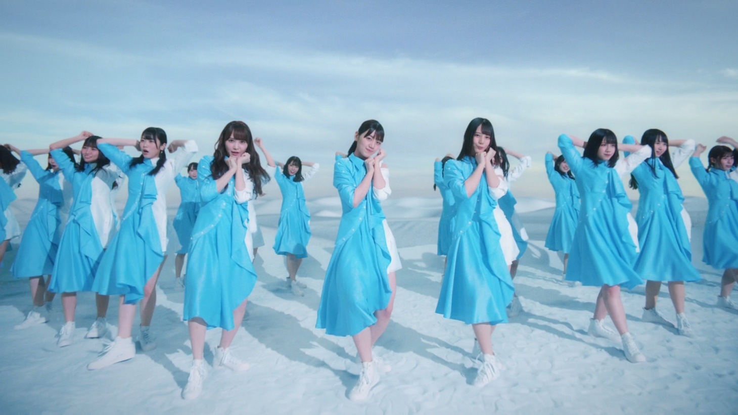 日向坂46「アザトカワイイ」ミュージックビデオのワンシーン。