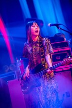 TOMOMI（B, Vo）（撮影：ヤオタケシ）