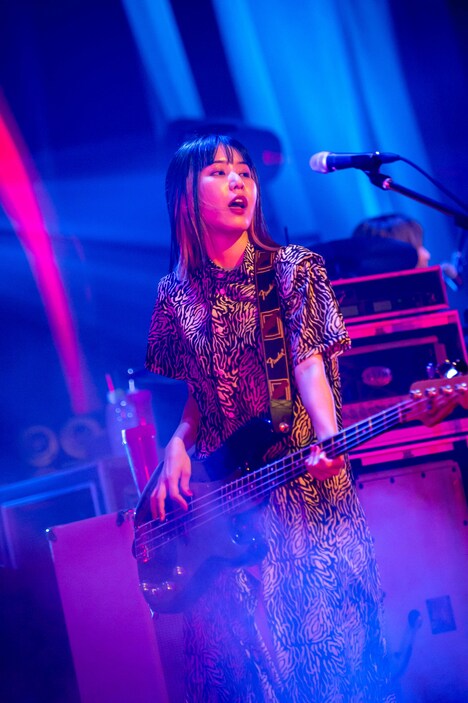 TOMOMI（B, Vo）（撮影：ヤオタケシ）