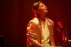 小泉今日子「ちょっと歌ってみなくちゃな」の初配信ライブでファンに感謝