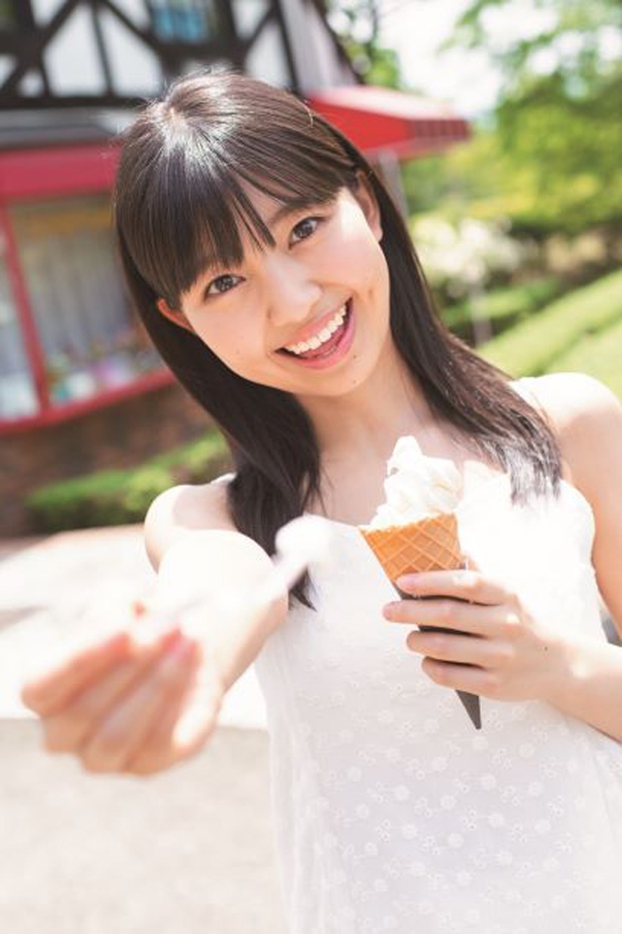 島倉りか1st写真集「十九歳の夏」より。