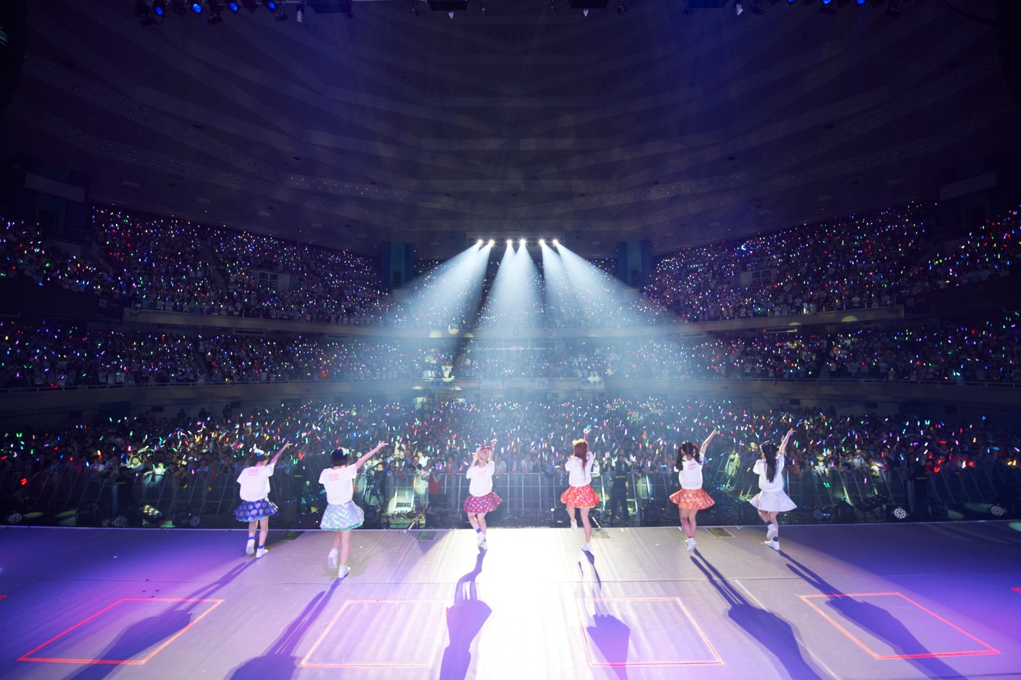 2014年5月に東京・日本武道館で行われた単独公演「ワールドワイド☆でんぱツアー2014 in 日本武道館 ～夢で終わらんよっ！～」の様子。