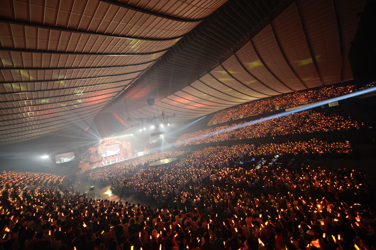 2015年2月に東京・国立代々木競技場第一体育館で行われた単独公演「でんぱーりーナイト de パーリー」の様子。