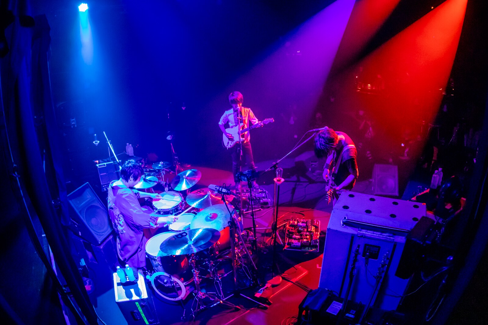 UNISON SQUARE GARDEN、驚きの空間演出満載で届けた2回目生配信ライブ