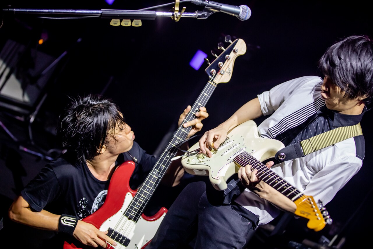 左から田淵智也（B）、斎藤宏介（Vo, G）。（Photo by Viola Kam［V'z