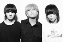 ニアフレンズ。左から北出タイヨウ（Dr）、池田篤（Vo, G）、長田カズキ（B）。