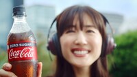 テレビCM「コカ・コーラ ゼロ 新しい時代」篇より。