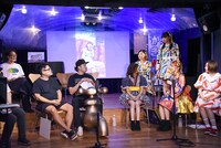 壇上でモメる校長（左側下段左）と中山莉子（右側上段右）。