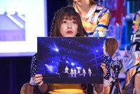 欠席の安本彩花が選んだ「ファミえん」の名場面、2019年の「星の数え方」歌唱シーンを紹介する真山りか。