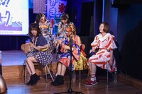 安本彩花の名場面を再現するエビ中メンバー。