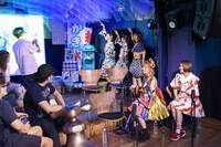 会場に現れた3羽の野鳥を撮影するかりそめ先生。