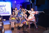 画面の向こうのエビ中ファミリーに手を振る私立恵比寿中学。