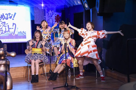 画面の向こうのエビ中ファミリーに手を振る私立恵比寿中学。