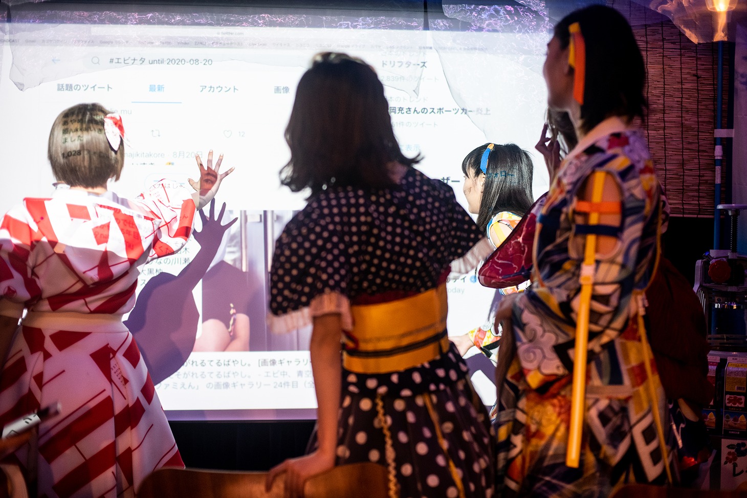 スクリーンに映し出された映像で遊ぶエビ中メンバー。