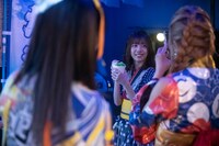 かき氷を手に記念撮影する真山りか。