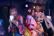 かき氷を手に記念撮影する星名美怜。