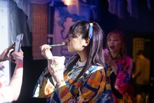 かき氷を食べる中山莉子。