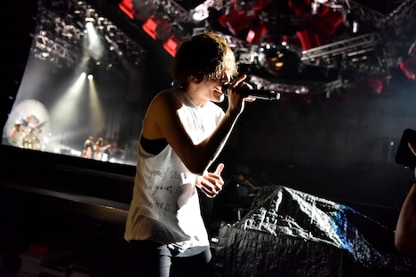 ステージから離れた場所で歌う金井政人（Vo, G）。（Photo by Azusa Takada）