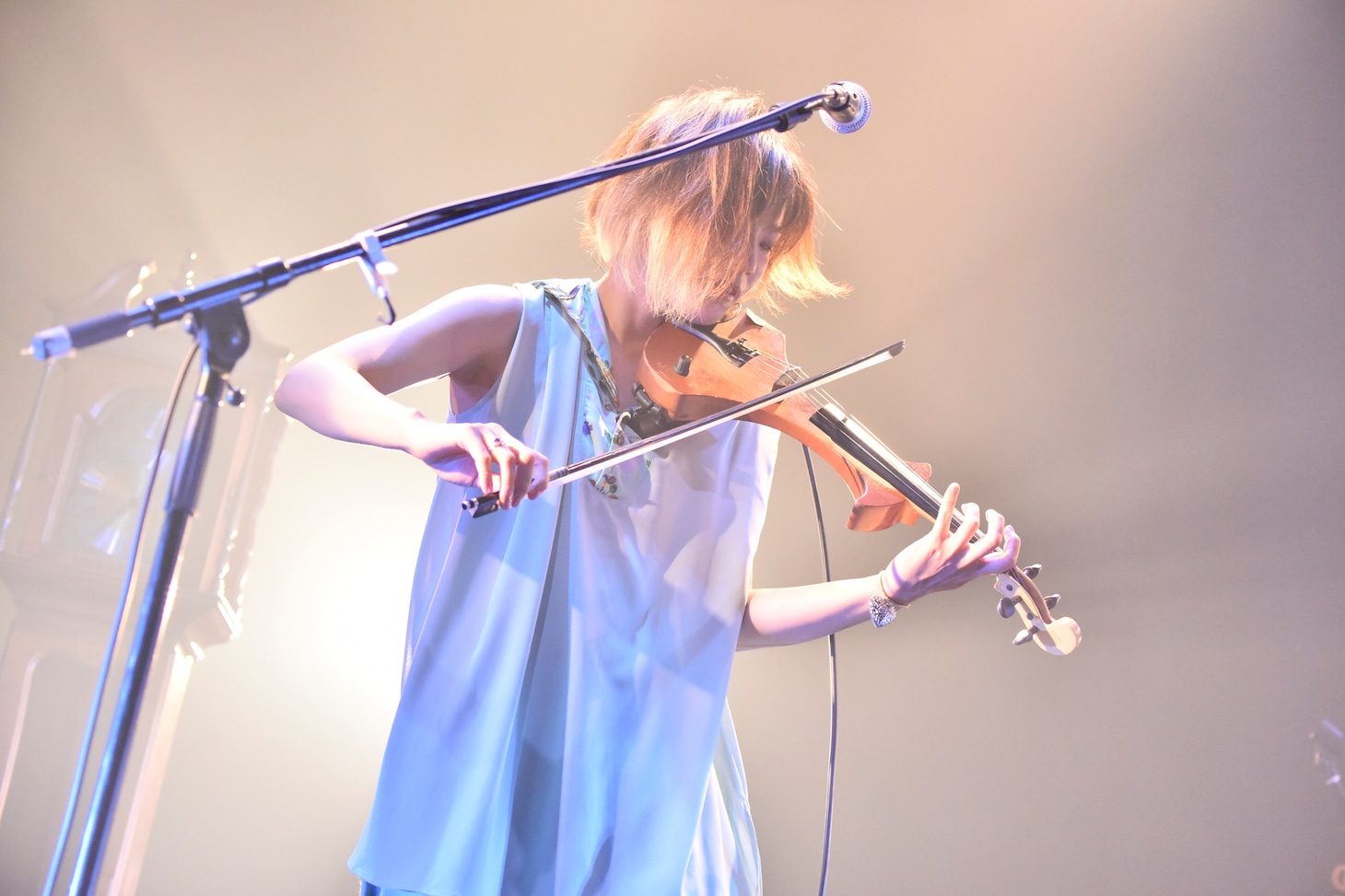 東出真緒（Violin）（Photo by Azusa Takada）