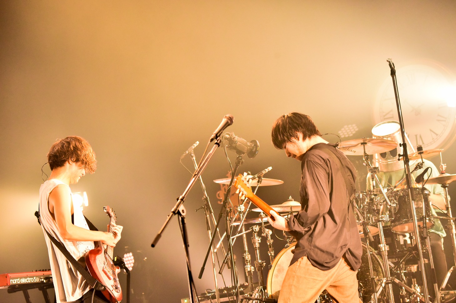 左から金井政人（Vo, G）、柿沼広也（G, Vo）、Bucket Banquet Bis（Dr）。（Photo by Azusa Takada）