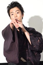 カメラのレンズを指差しながら、ドリンクを投げるシーンについて説明する伊藤健太郎。