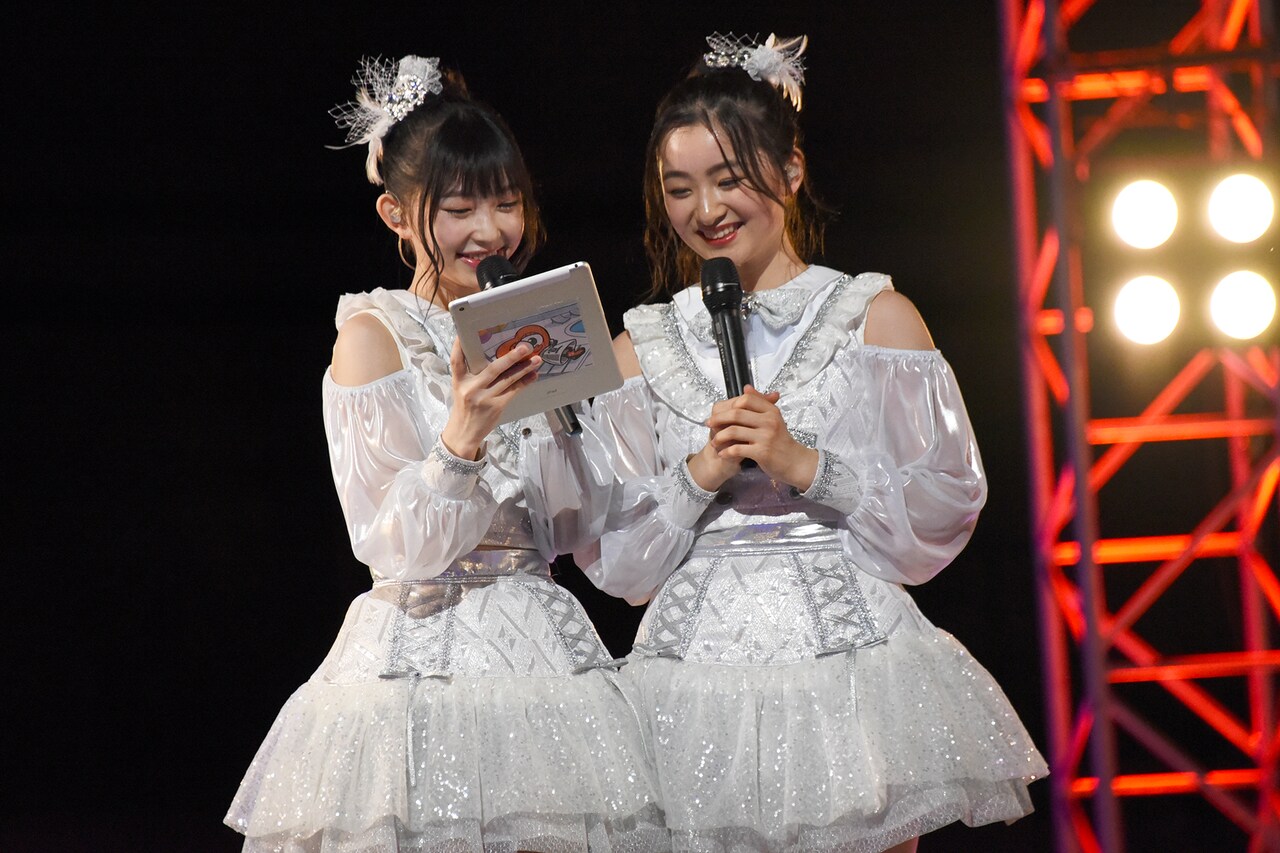 宣伝部員のコメントを読む辻野かなみと杏ジュリア。 - とき宣
