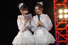 宣伝部員のコメントを読む辻野かなみと杏ジュリア。