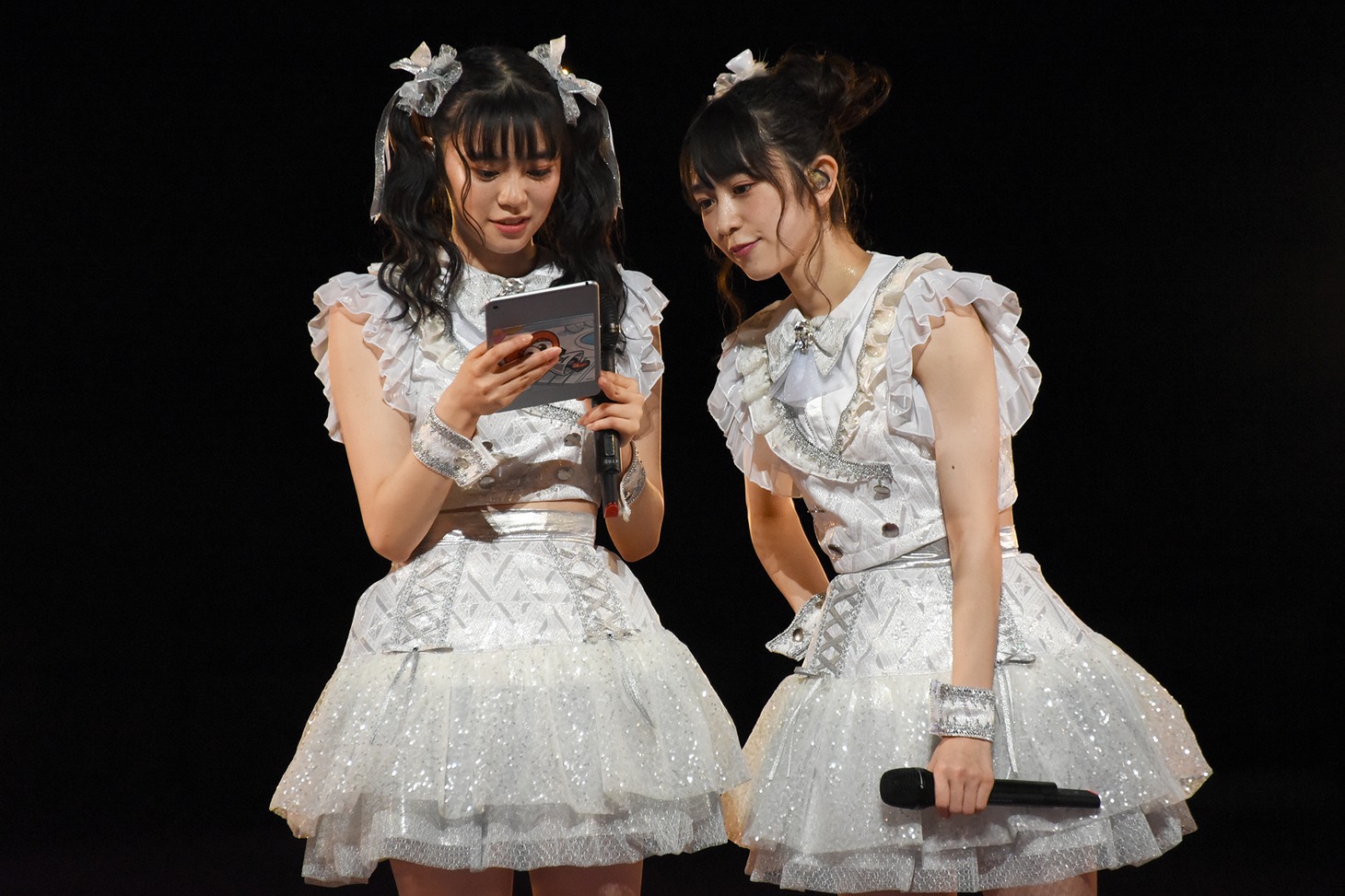 宣伝部員のコメントを読む坂井仁香と小泉遥香。