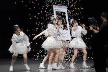 「ドンフィクション」を歌う超ときめき▽宣伝部。