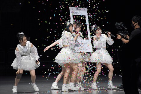 「ドンフィクション」を歌う超ときめき▽宣伝部。