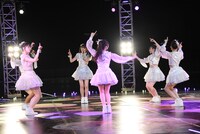 向かい合って「いちず色のベンチ」を披露する超ときめき▽宣伝部。