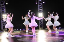 向かい合って「いちず色のベンチ」を披露する超ときめき▽宣伝部。