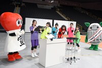 カメラに向かってアピールする超ときめき▽宣伝部。