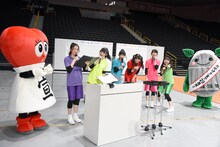 カメラに向かってアピールする超ときめき▽宣伝部。