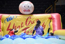 「超！ビーチフラッグ対決」に挑戦する坂井仁香、杏ジュリア、辻野かなみ。