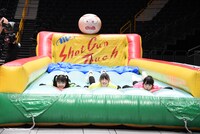 「超！ビーチフラッグ対決」に挑戦する吉川ひより、菅田愛貴、小泉遥香。
