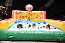 「超！ビーチフラッグ対決」に挑戦する吉川ひより、菅田愛貴、小泉遥香。