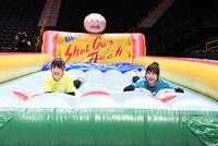 「超！ビーチフラッグ対決」で勝負する菅田愛貴と辻野かなみ。